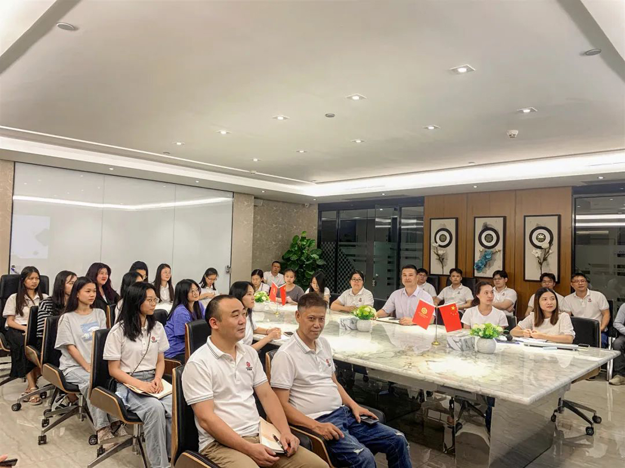 學(xué)習(xí)稅收政策，普及財(cái)會(huì)知識(shí)