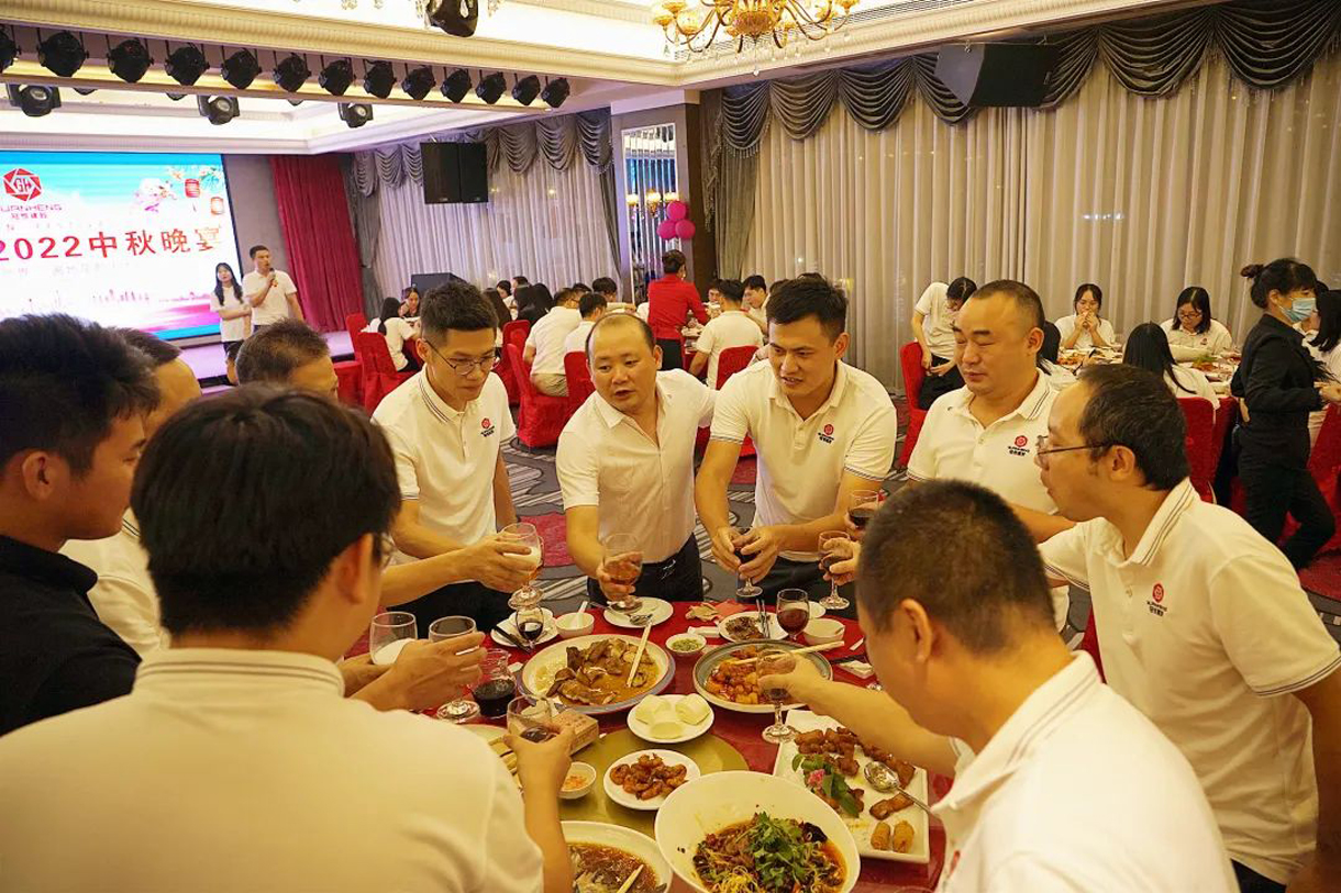 金秋九月、丹桂飄香，溫馨團聚、情滿中秋!