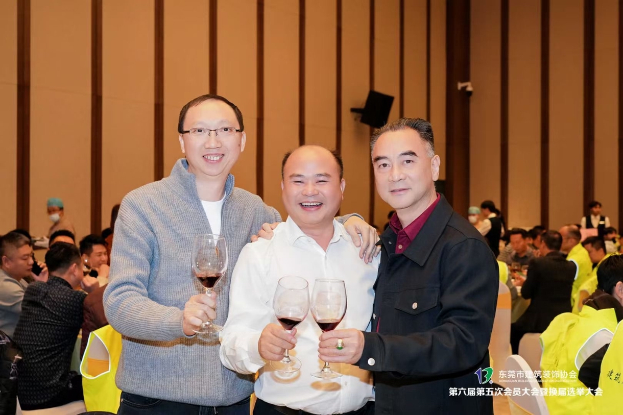 我司鄧董榮任市建筑裝飾協(xié)會(huì)會(huì)長(zhǎng)！